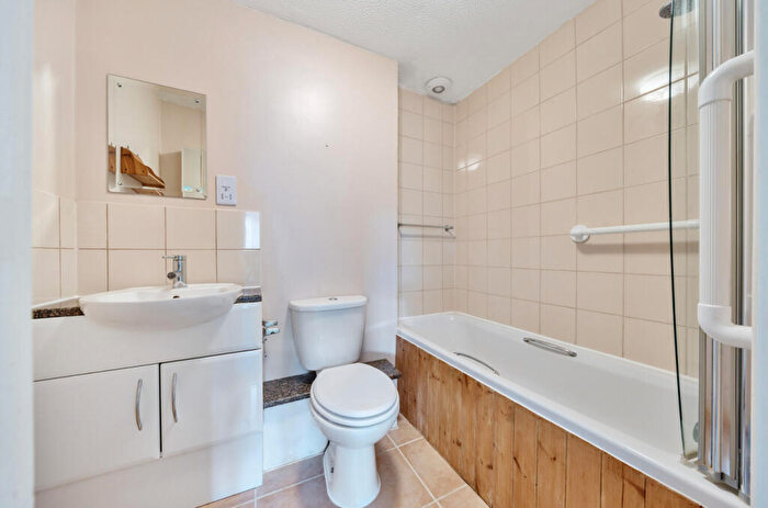3 Bedroom Bungalow For Sale In Calais Dene, Bampton, Oxfordshire, OX18