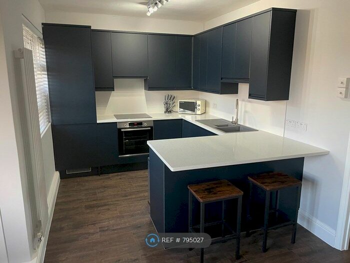 4 Bedroom Flat To Rent In Pearson House, London, SW15