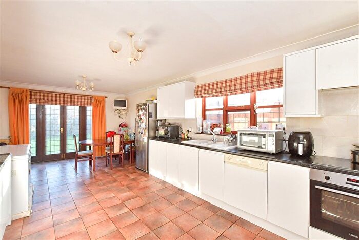 4 Bedroom Detached House For Sale In Westlake Avenue, Bowers Gifford, Basildon, Essex, SS13