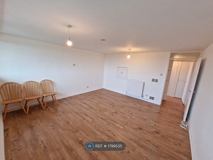 2 Bedroom Flat To Rent In Bellamy House, Hounslow, TW5