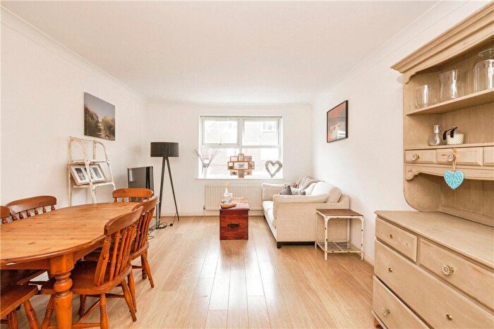 2 Bedroom Flat For Sale In Hertford Court, Falcon Road, Battersea, London, SW11