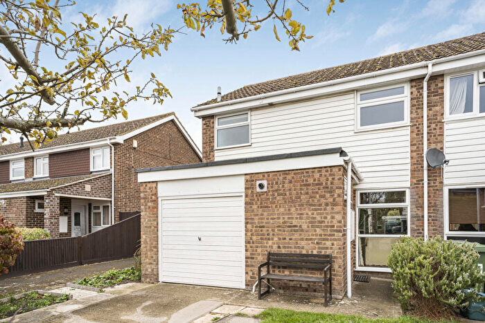 3 Bedroom End Of Terrace House For Sale In Broadmarsh Close, Grove, OX12
