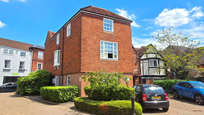 2 Bedroom Apartment For Sale In Oxford Court -, The Broadway, Newbury, RG14