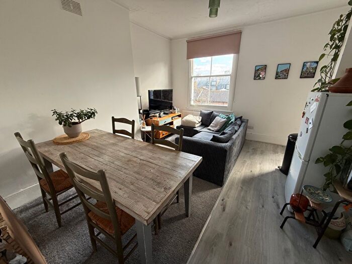 2 Bedroom Flat To Rent In Evering Road, London, N16