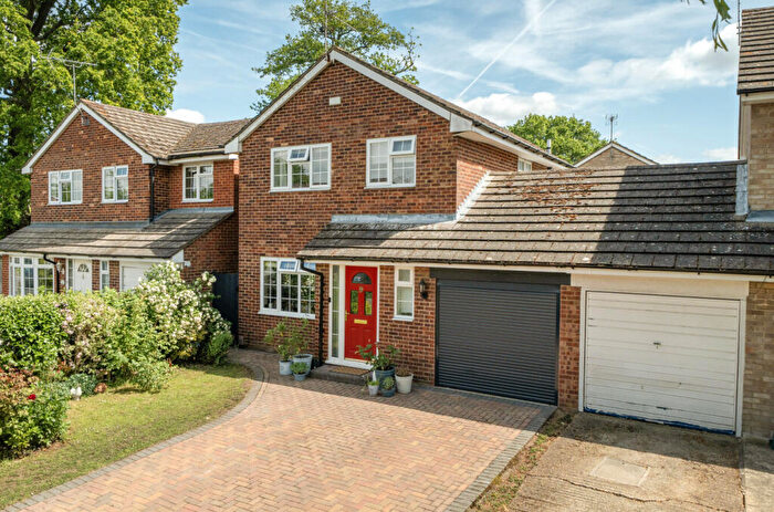 3 Bedroom Link Detached House For Sale In Knox Green, Binfield, Bracknell, Berkshire, RG42