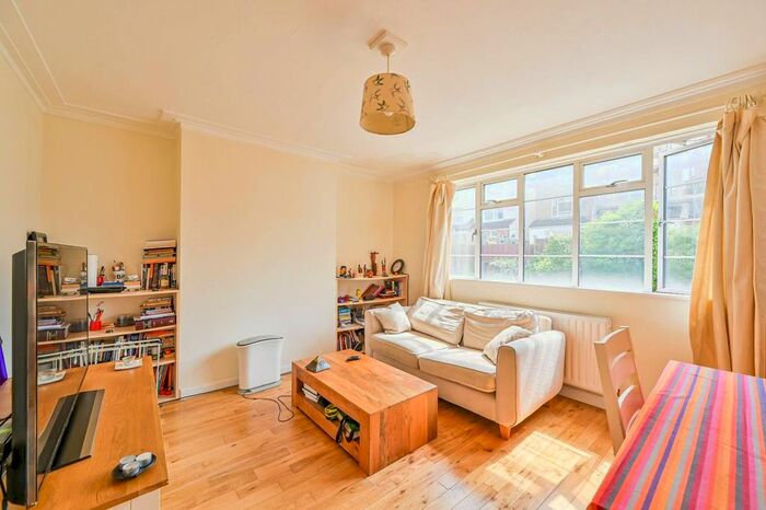 2 Bedroom Flat To Rent In Leigham Court Road, Streatham, London, SW16