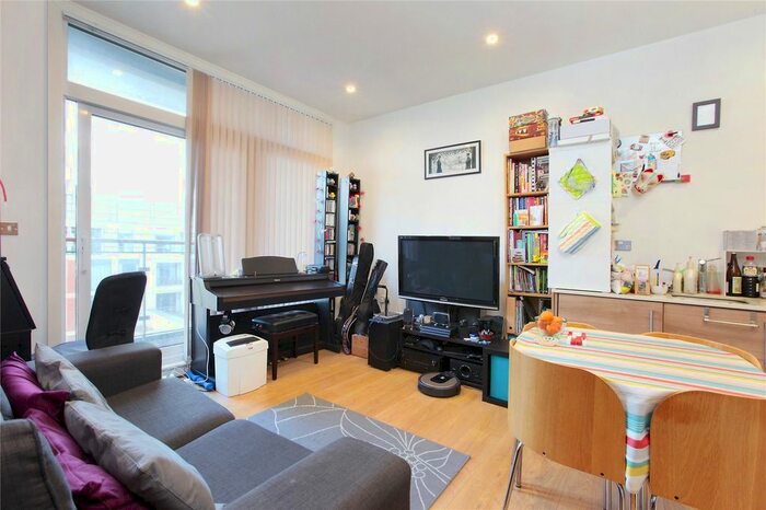 1 Bedroom Flat To Rent In Cornell Square, Stockwell, London, SW8