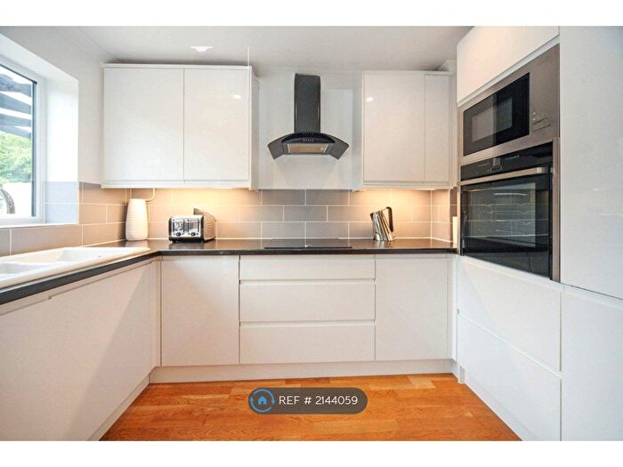 3 Bedroom Semi-Detached House To Rent In Thornhill Close, Houghton Regis, LU5