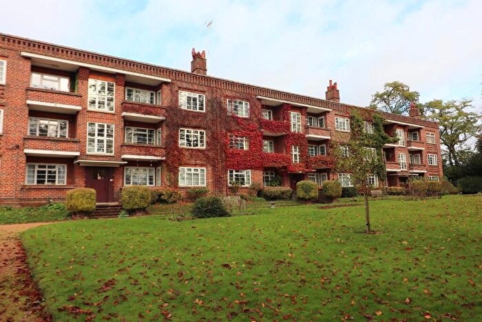 2 Bedroom Flat For Sale In Bedford Gardens, Luton, Bedfordshire, LU3