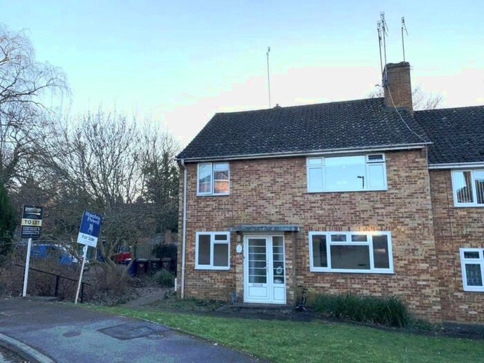 2 Bedroom Maisonette To Rent In Westbeech Court, Banbury, OX16