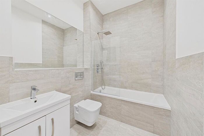 1 Bedroom Flat To Rent In Riverbank Way, London, TW8