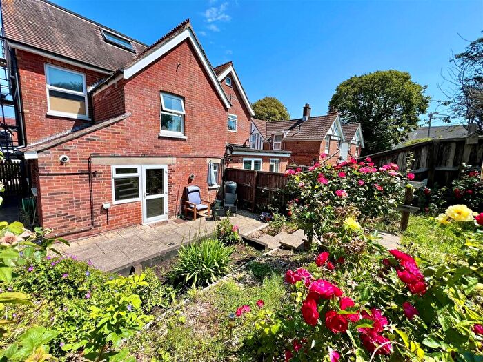 2 Bedroom Flat For Sale In Totland, Isle Of Wight, PO39