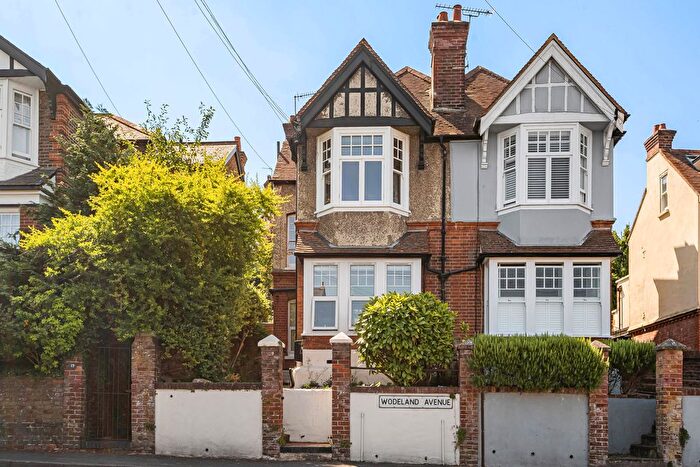 2 Bedroom Flat For Sale In Wodeland Avenue, Guildford, Surrey, GU2