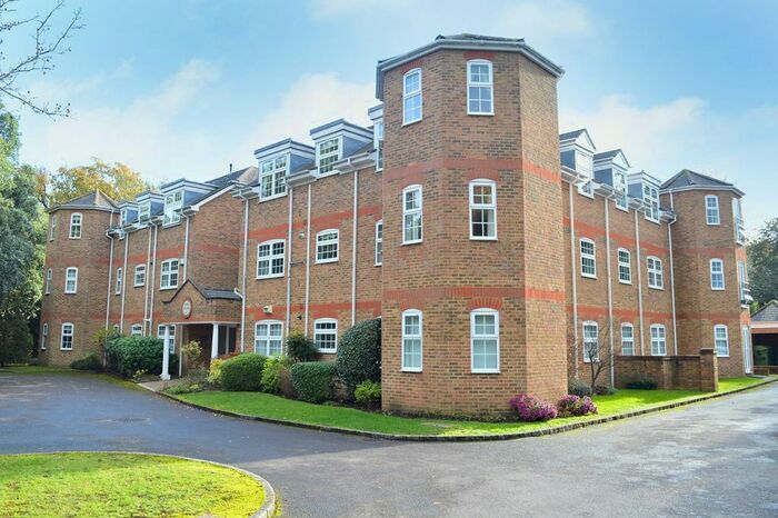2 Bedroom Flat To Rent In Yew Place Oatlands Chase, Weybridge, KT13