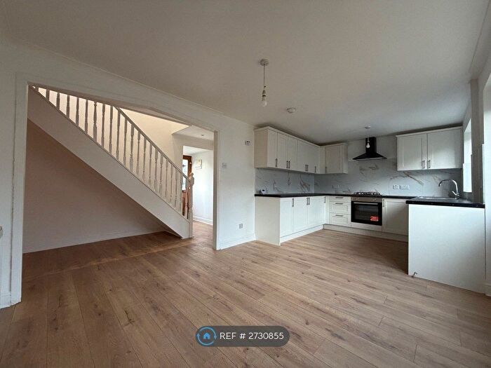 4 Bedroom Terraced House To Rent In Cottingley Drive, Leeds, LS11