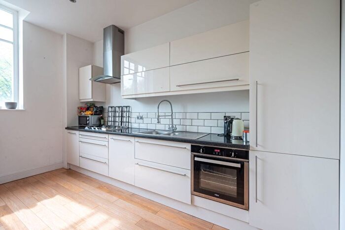 2 Bedroom Flat To Rent In West Hill, London, SW15