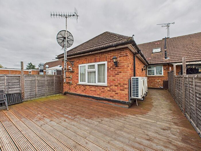 Studio To Rent In All Bills Included, The Parade, Bourne End, Buckinghamshire, SL8