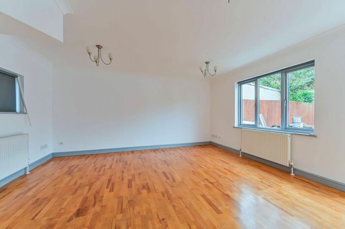 3 Bedroom Flat To Rent In Kerfield Place, Camberwell, London, SE5