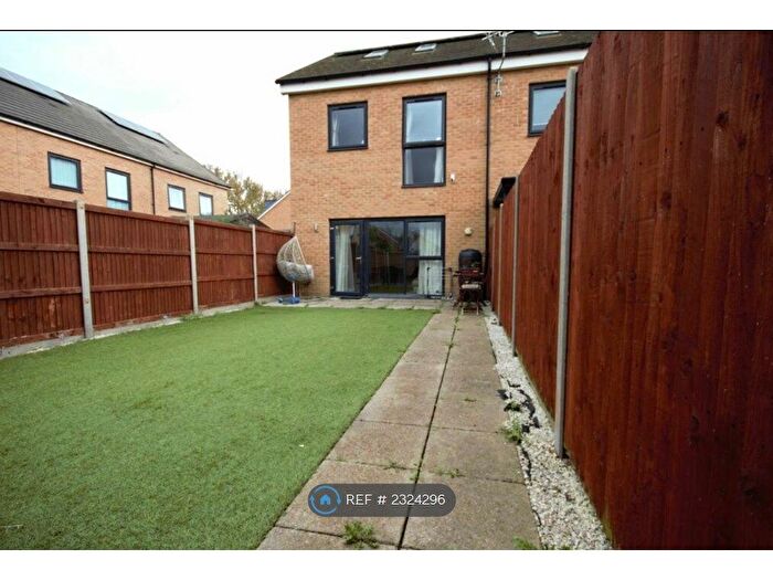 3 Bedroom End Of Terrace House To Rent In Ellis Avenue, Romford, RM8