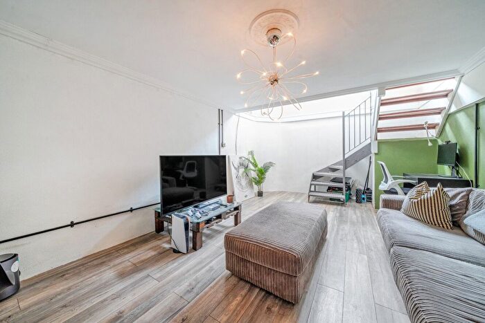 2 Bedroom Flat For Sale In Thornbury Road, London, SW2