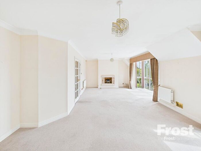 2 Bedroom Apartment For Sale In Straight Road, Old Windsor, Berkshire, SL4