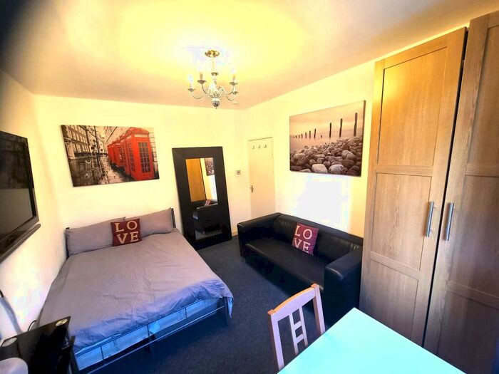 3 Bedroom Flat To Rent In Kings Road, Cheslea, London, SW10