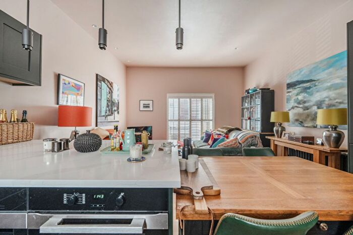 1 Bedroom Flat For Sale In Shakespeare Terrace, Lower Richmond Road, TW9