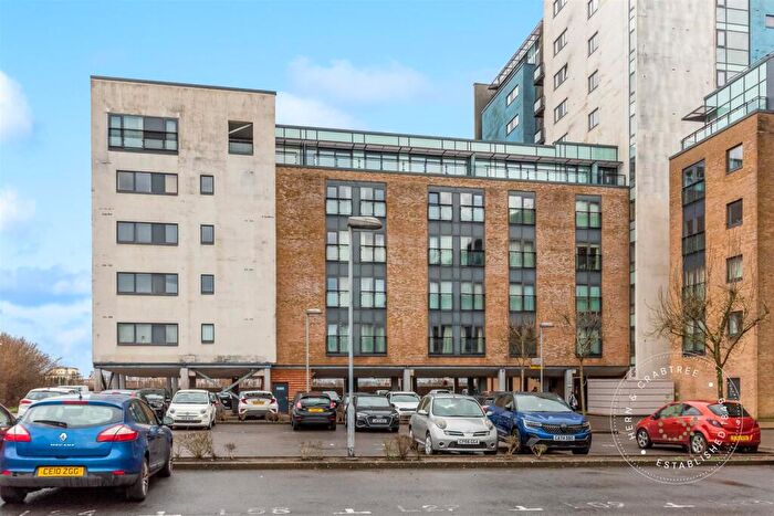 2 Bedroom Flat To Rent In Ferry Court, Grangetown, Cardiff, CF11