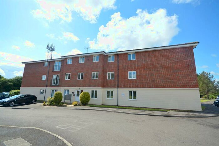 2 Bedroom Flat To Rent In Arundel Court, Brooker's Road, Billingshurst, RH14