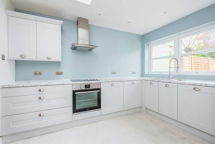 2 Bedroom Cottage To Rent In New Road, Weybridge KT13