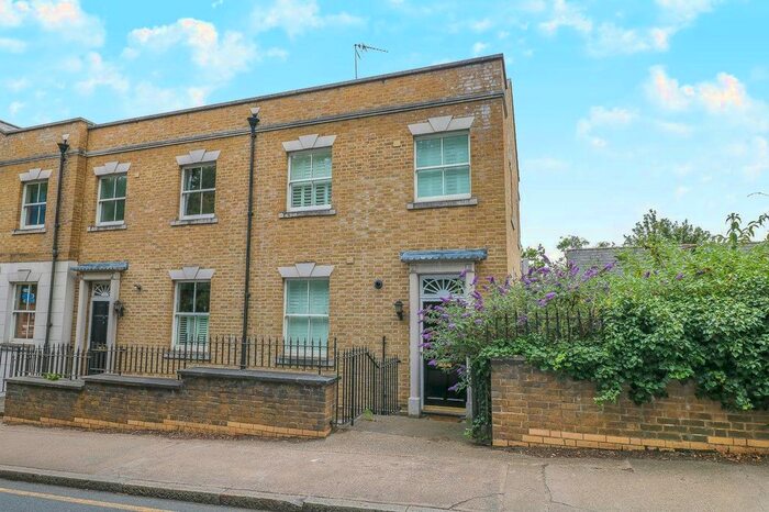 4 Bedroom Town House To Rent In Youngs Mews, Port Hill, Hertford, SG14