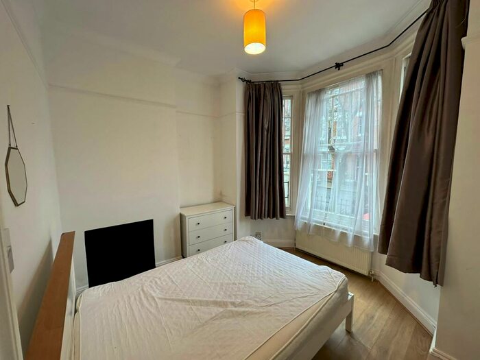 2 Bedroom Apartment To Rent In Garfield Road, London, SW11