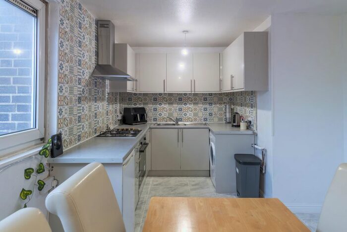 3 Bedroom Flat To Rent In Gernon Road, London, E3