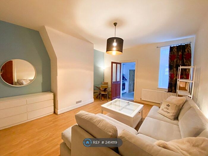 2 Bedroom Flat To Rent In Wingrove Avenue, Newcastle Upon Tyne, NE4