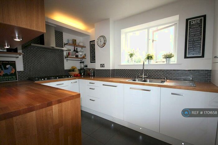 3 Bedroom Flat To Rent In Woolacombe Road, Blackheath, London, SE3