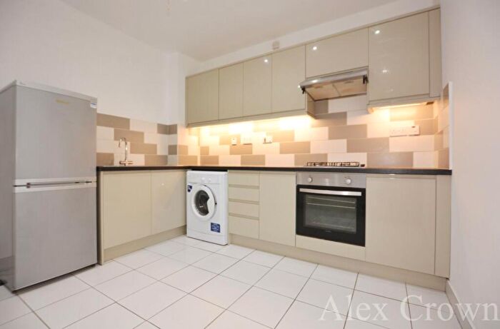 3 Bedroom Flat To Rent In Broadway Market, London Fields, E8