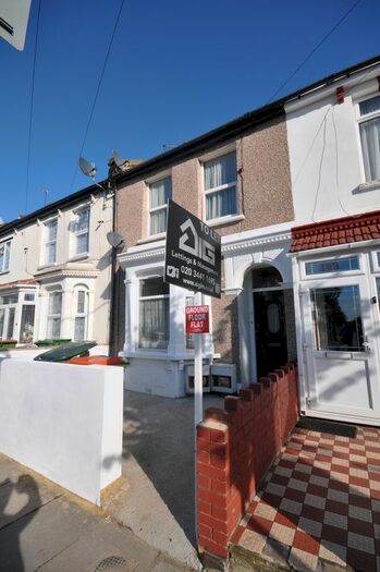 3 Bedroom Flat To Rent In Carlyle Road, London, E12