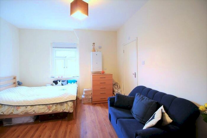 Studio To Rent In Mount View Road, Crouch Hill, London, N4