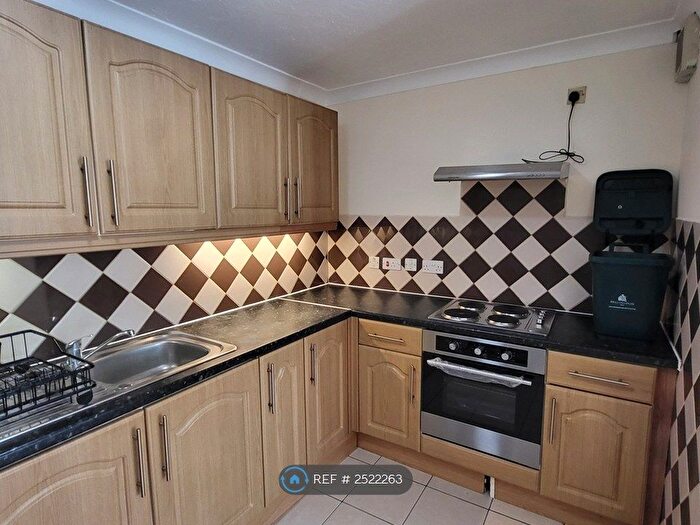 1 Bedroom Flat To Rent In Abbotswood Way, Hayes, UB3