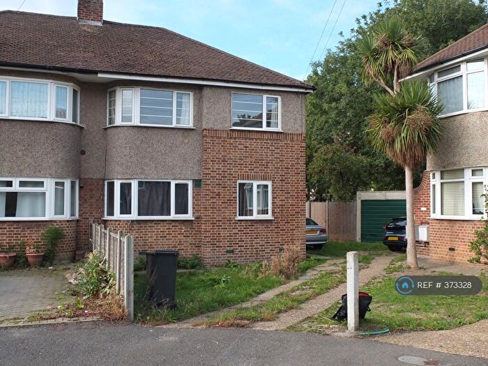 2 Bedroom Flat To Rent In Holmesdale Cl, London, SE25
