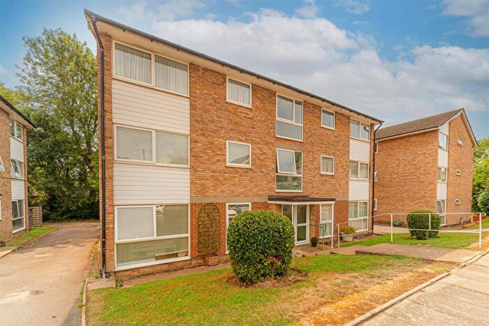 2 Bedroom Apartment For Sale In Gallus Close, London, N21