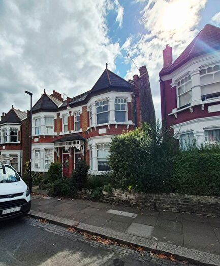 4 Bedroom Semi-Detached House For Sale In Osborne Road, London, N13