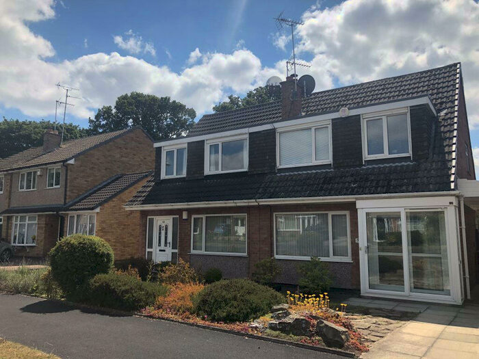 3 Bedroom House To Rent In Plantation Gardens, Leeds, LS17