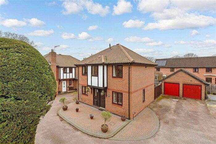 4 Bedroom Detached House For Sale In Carlton Tye, Langshott, Horley, Surrey, RH6