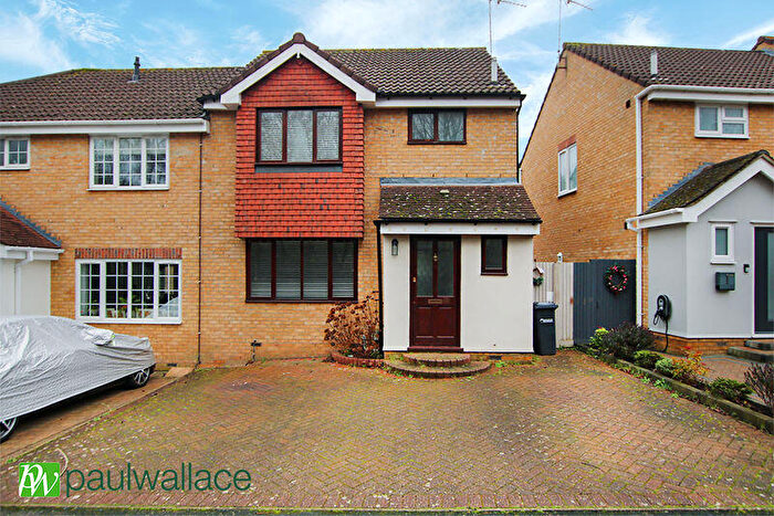 3 Bedroom Semi Detached House For Sale In Grovedale Close, West Cheshunt, EN7