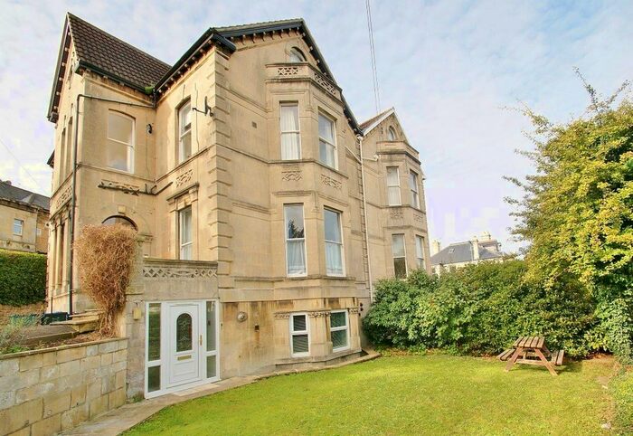 3 Bedroom Flat To Rent In Highview, Upper Oldfield Park, Bath BA2