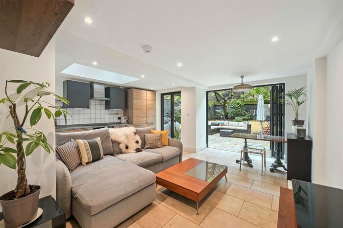 2 Bedroom Flat To Rent In Chesterton Road, North Kensington, W10