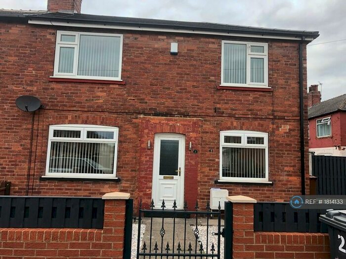 3 Bedroom Semi-Detached House To Rent In Ivy Grove, Leeds, LS9