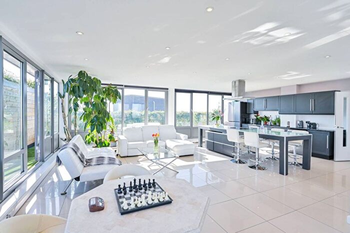 3 Bedroom Flat For Sale In New Park Road, Brixton, London, SW2