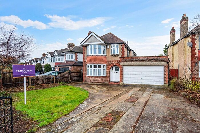 4 Bedroom Detached House For Sale In Sparrow Farm Road, Stoneleigh, KT17